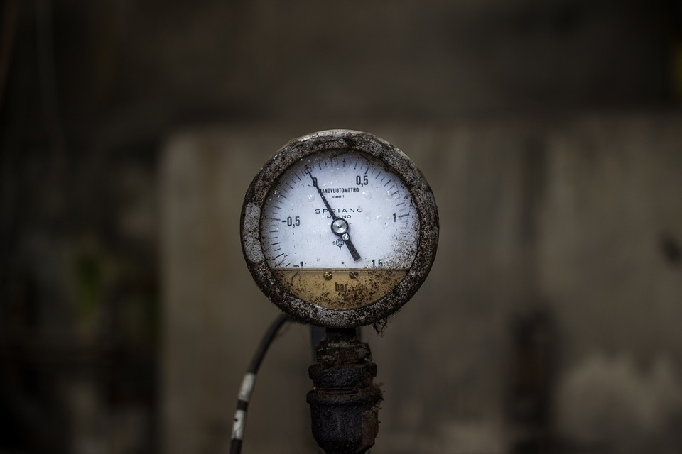 A rusted mechanical pressure gauge
